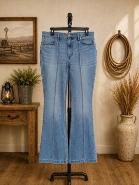 Vintage Wrangler High Rise Flare Jeans Light Wash Women’s, Modern Fit 31x34